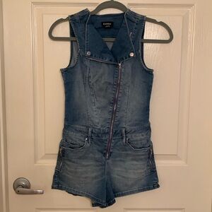 Denim barely worn adorable romper to stock the closet for spring.